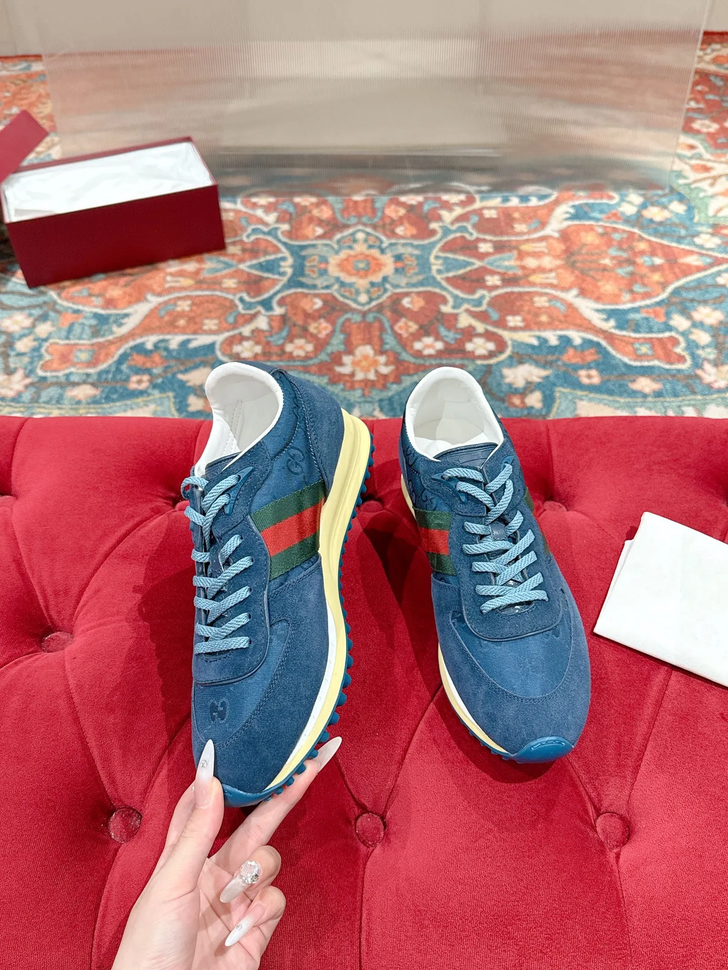 p700🐮🐮 GUCCI 2025 latest spring and summer catwalk style sports shoes Forrest Gump shoes 25 super popular show items with high appearance rate and many celebrities and Internet celebrities. The classic shoe design uses innovative stitching technology to create a water-like flowing texture. Super comfortable on the feet. Leather splicing and breathable logo fabric with classic green and red webbing embellishment. All show the brand tone (buttons are removable) original molded combination outsole ▪️Size: Male 39-44 (Male 45, customized, non-returnable)